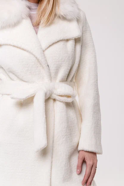 Удлиненное пальто в белом цвете с отделкой из меха лисы | Capitol