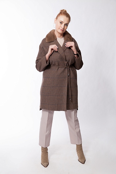 Классическое приталенное пальто с отделкой мехом норки | Capitol