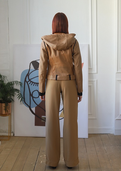 Куртка- косуха в светло- коричневом оттенке с капюшоном | Capitol