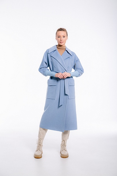 Пальто женское в голубом оттенке с текстильными рукавами | Capitol