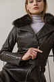 Удлиненная куртка из натуральной кожи с меховой отделкой | Capitol