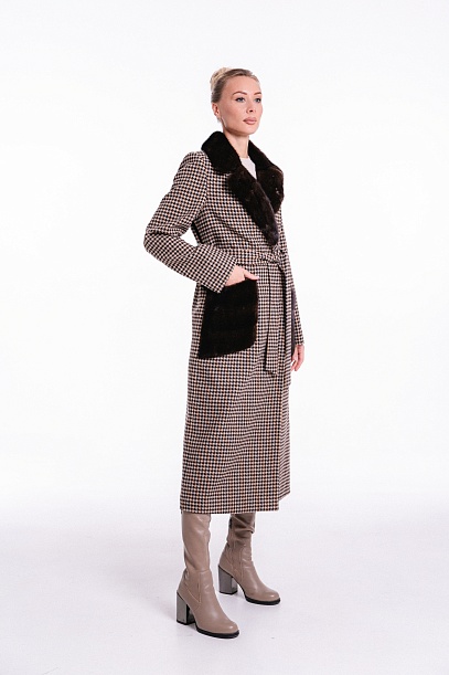 Пальто женское с акцентными карманами и отделкой из меха норки | Capitol