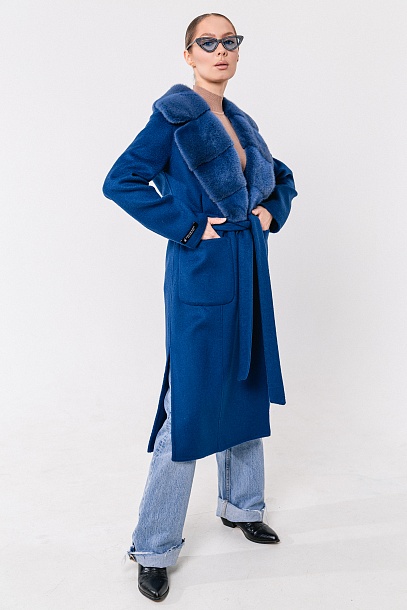 Пальто в синем цвете с отделкой из меха норки | Capitol