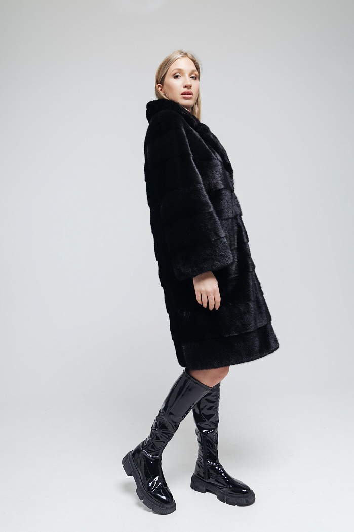 Пальто женское из натурального меха норки в черном цвете | Capitol