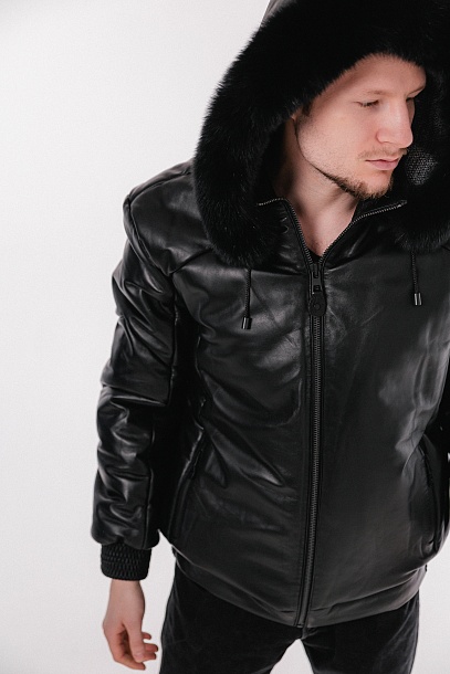 Куртка мужская из натуральной кожи с капюшоном с отделкой из меха енота | Capitol