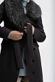 Классическое пальто под пояс отделка меха лисы в темно-сером цвете | Capitol
