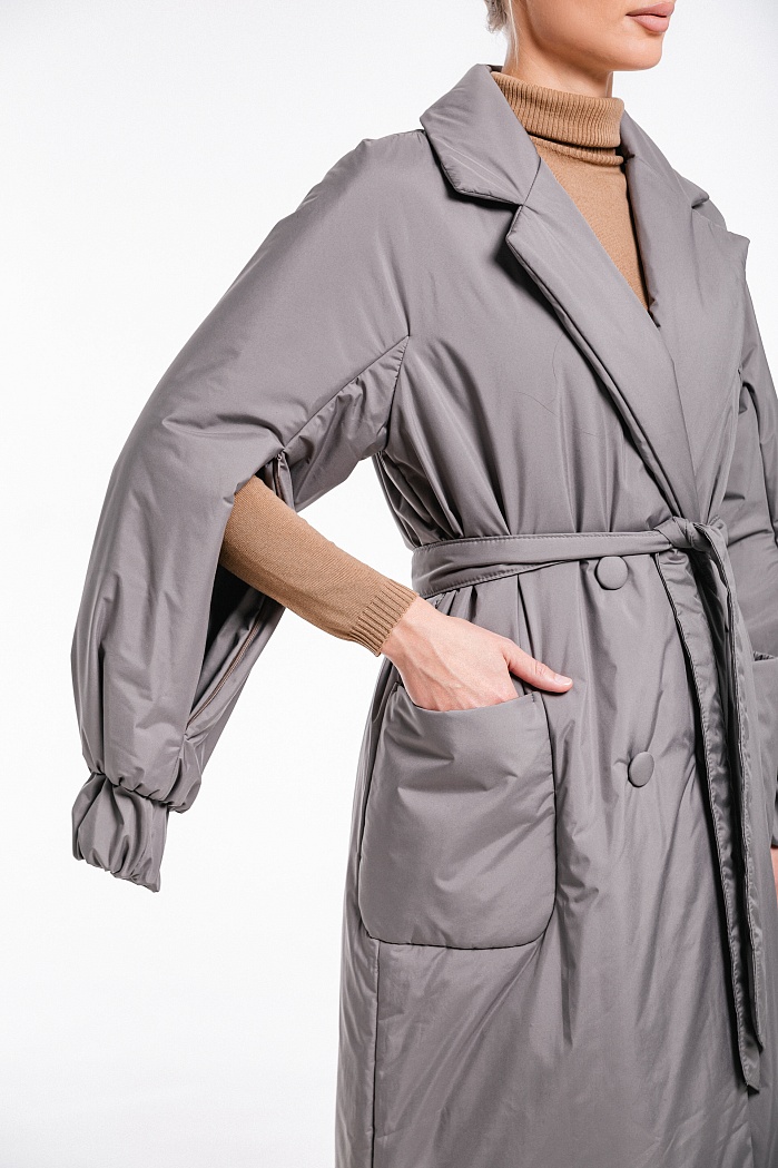 Пальто женское с накладными карманами и прорезными рукавами | Capitol
