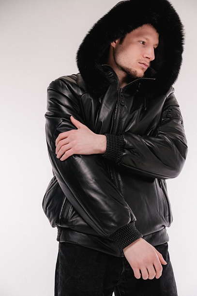 Куртка мужская из натуральной кожи с капюшоном с отделкой из меха енота | Capitol