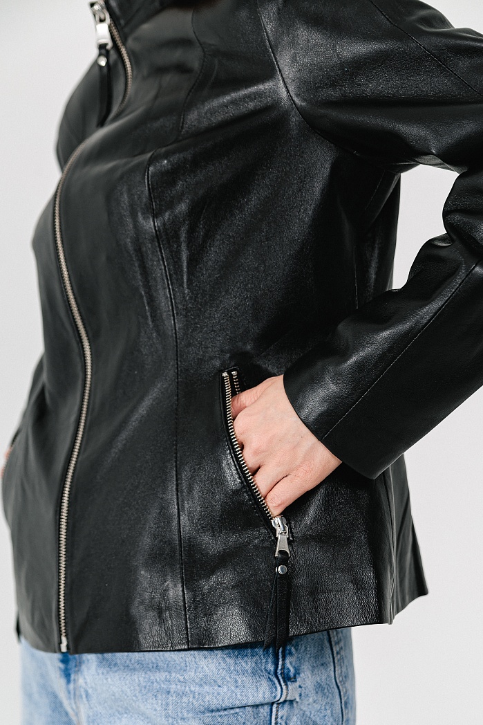 Женская куртка из натуральной кожи в чёрном цвете | Capitol