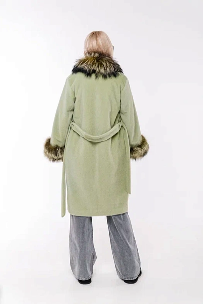 Пальто из искусственного меха с отделкой меха лисы в зеленом цвете | Capitol