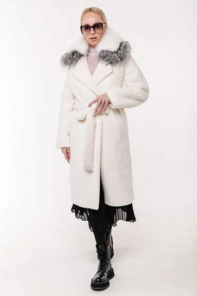 Удлиненное пальто в белом цвете с отделкой из меха чернобурки | Capitol