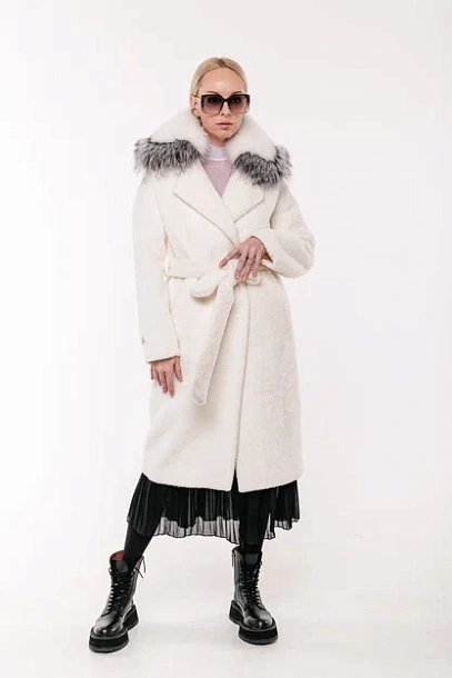 Удлиненное пальто в белом цвете с отделкой из меха чернобурки | Capitol